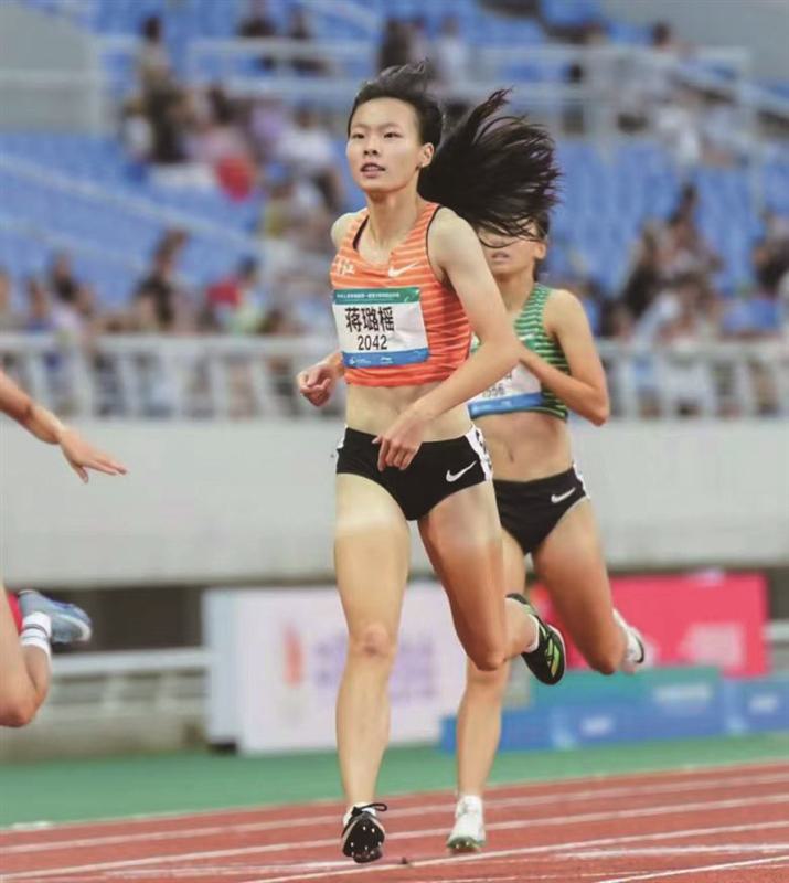 日进行的女, 强项